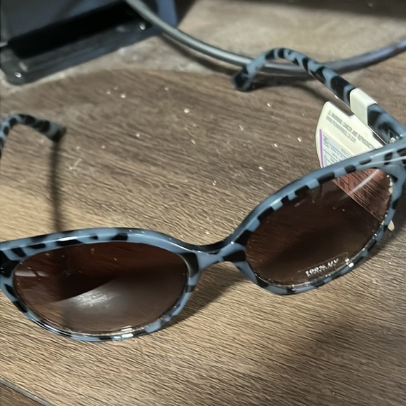 💕♣️Blue & Black Print Sunglasses NWT - Picture 2 of 6
